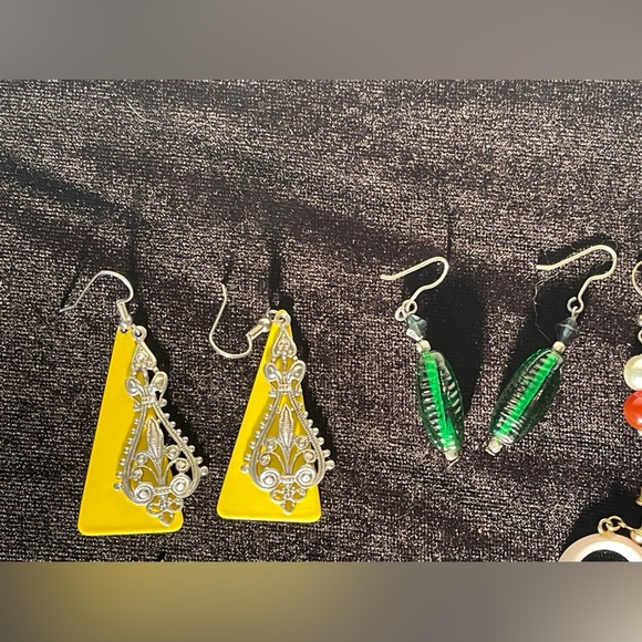 Lot of 7 Pair of Vintage Earrings - Picture 2 of 5